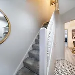 Pass The Keys 58 Lw Ave Stunning 2Br Terrace Top Location Lots Nearby