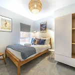 Pass The Keys 58 Lw Ave Stunning 2Br Terrace Top Location Lots Nearby